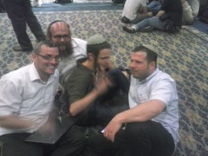קרסו. קובי נחשוני, שרקי, אהרן גרנות ומשה הרמן מ'קוקר' קרוסים על הרצפה