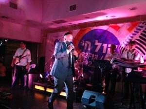 קחו ארוחות ותמחאו כפיים כבר. טוקר מדרבן את המאזינים