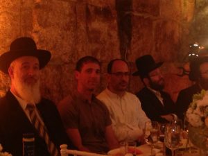 מאזינים לנאום (ולא של הרב לאו). בארוחה החגיגית