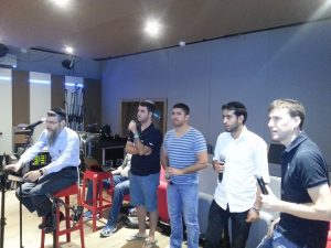שלא תעזו לבוא מחר במכנסיים קצרים. פריד מזהיר את חברי המקהלה בחזרה הגנרלית למופע, לילה לפני