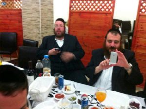 מתעד, שלא להשאיר חוטים פתוחים. לא כדאי להסתבך. ברגר ודויטש מכים שנים