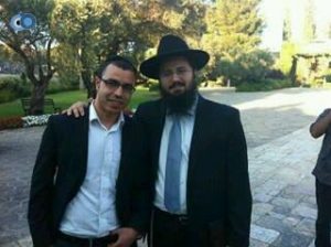 בני רבינוביץ רושף, ואביגדור רבינוביץ מחבק. רבינוביץ וגולד