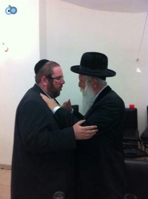 אני לא משלם לשום עיתון תמונות, לא יעזור לך, אבל בוא תקבל חיבוק. הרב גרוסמן וחונה דויטש