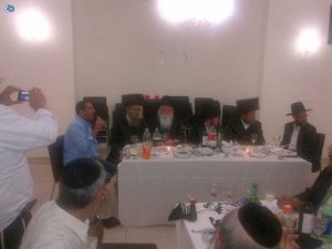 למאזין הבא. לשוומנפלד נמאס מהדרשות הארוכות, והוא מורה לחיים ישראל לפצוח בשיר