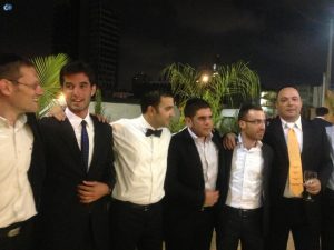 קובי סלע לא בולט, עם עניבה לא בולטת. תורג'מן בחתונה עם החברים. צילום: פייסבוק