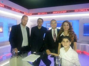 ואיך אפשר בלי מזכרת. הרביעיה נעמדת לתמונה משותפת