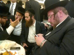 העיקר שיש מה לשלוח ל'בקליינע'. חונא דייטש ומשה גולדשטיין באירוסין