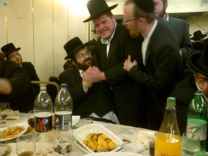 החבר הטוב הגיע, ולא יכל בלי להצטלם. שרגא ניימן שמח