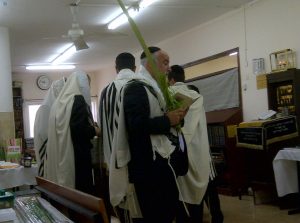 תבדקו, יתכן שהוא גם כעת עם הלולב. ויצמן והלולב בקריאת התורה