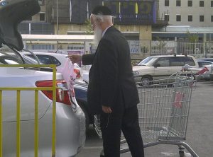 ושיעזור לי גם קצת לסחוב את השקיות, מה יש?