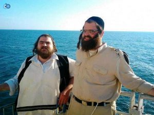 מחכים לקולות הימאים: זיידה ואחיו בבסיס חיל הים