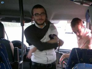 ומשפע מצוות תפילין, שמוליק אברהם הכוכב הבא מניח תפילין באוטובוס