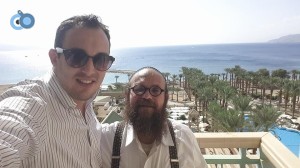 ממש מסכנים! גרנות וגיל על רקע הים האדום