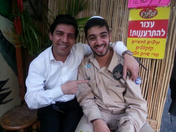 גם רב וגם אבא למופת! הרב מרדכי חסידים עם בנו
