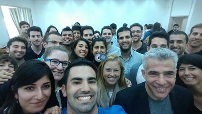 "איזה פתיים", מפזר הבטחות ומצטלם לסלפי