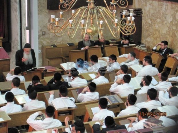 הרב עדס בשיעור כללי בהיכל הישיבה