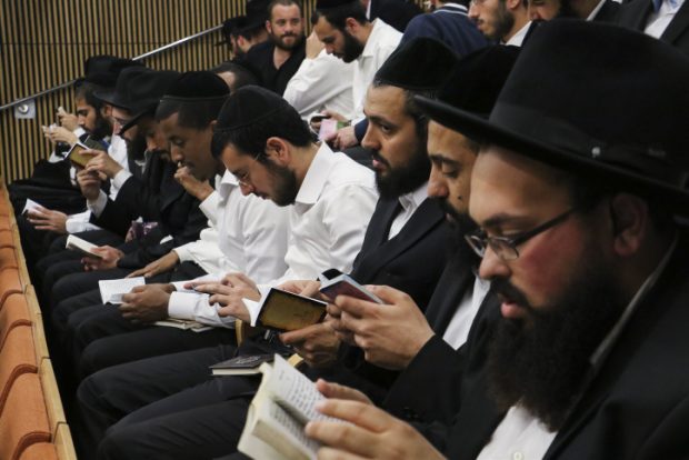 חסידי הרב פינטו בבית המשפט. צילום: פלאש 90