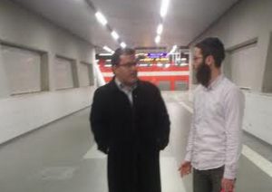 "מנדי כמה קוניק משלם"? הכתב של קוניק מחליף סקופים עם האקס מיום ליום.