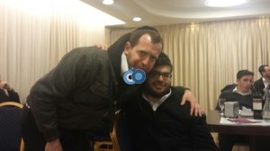 העורק בחיבוק פרידה עם העיתונאי שמעון ליברטי